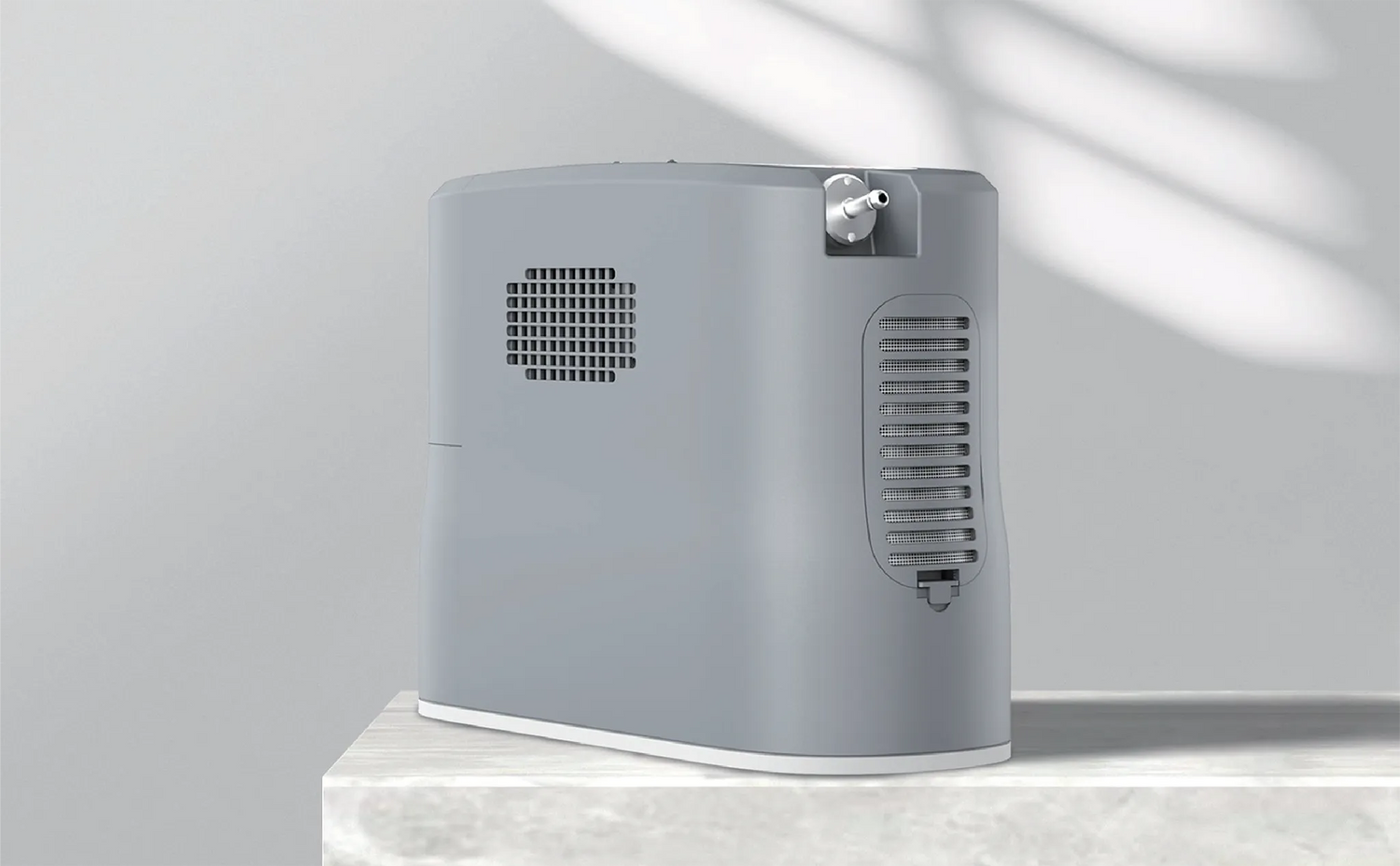 Kingon P2-E portable oxygen concentrator on a marble bench.
